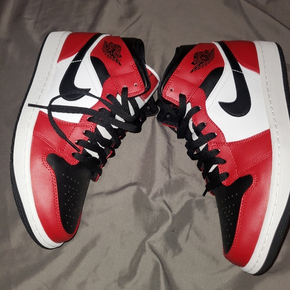 Jordan Other - Retro 1 Chicago Toe Mids sz 9